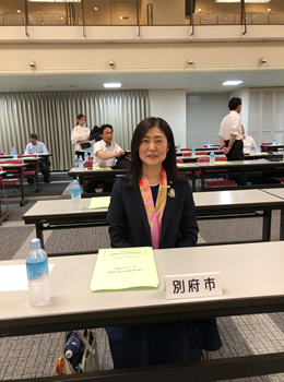 会議に出席した日名子副議長の写真