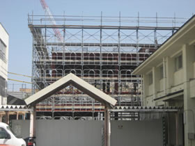 昇降口棟の工事の写真