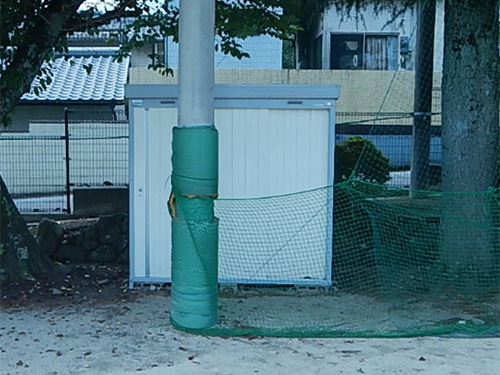 鶴見小学校グラウンド備品倉庫の写真
