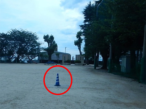 鶴見小学校グラウンド給水口の写真