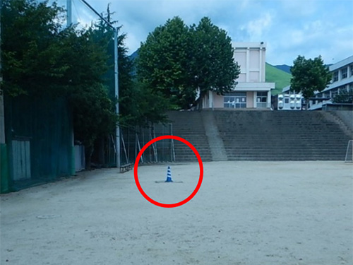 鶴見小学校グラウンド給水口の写真