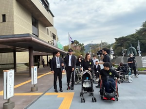 令和8年度　新採用職員研修（要配慮者体験研修）の写真