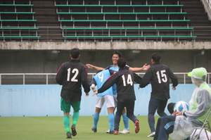 国体サッカー競技（成年男子）の様子の写真