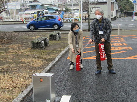 水消火器取扱い訓練の写真