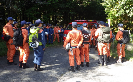 令和5年度2署合同山岳救助訓練の写真