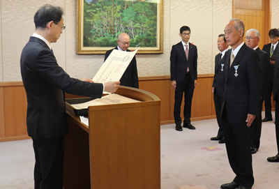 叙勲県知事伝達式の写真