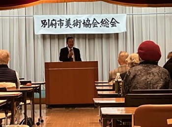 総会に出席した加藤議長の写真