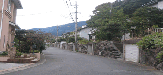 遠くに山がある住宅街の風景写真