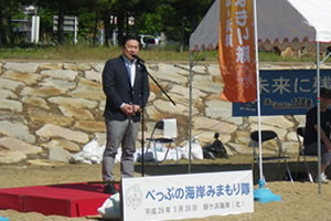 壇上で挨拶をする長野市長の写真