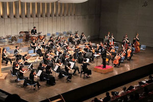 コンサートホールで演奏する別府市民フィルハーモニア管弦楽団の写真