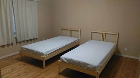寝室写真。ベッドが二台設置されている。