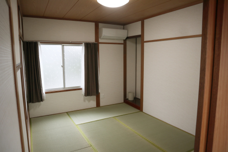 和室の写真。窓が一つと、床の間あり。
