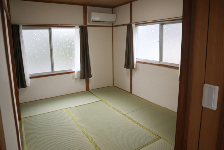 和室の写真。窓が二つ。
