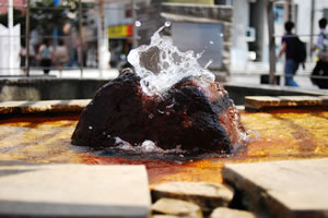 別府駅前の「手湯」の、湯が湧き出しているところを大きく切り取った写真